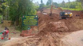 Alat berat dan anggota Satgas TMMD ke-126 Kodim 0417/Kerinci bersama warga bekerja membuka jalan baru di Desa Sungai Jernih, Sungai Penuh, Senin (27/10/2025).