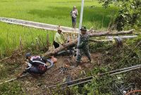 Anggota Satgas TMMD ke-126 Kodim 0417/Kerinci bersama warga Desa Koto Lolo bergotong royong memasang pipa air bersih dari sumber sumur bor menuju permukiman warga.