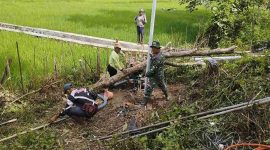 Anggota Satgas TMMD ke-126 Kodim 0417/Kerinci bersama warga Desa Koto Lolo bergotong royong memasang pipa air bersih dari sumber sumur bor menuju permukiman warga.