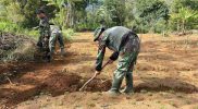 TNI dan warga Sungai Jernih membersihkan lahan pertanian melalui program TMMD ke-126 Kodim 0417/Kerinci.