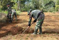 Anggota TMMD 126 bersihkan lahan produktif Sungai Jernih.