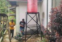 Satgas TMMD ke-126 Kerinci pasang tedmon air bersih di Sungai Jernih.