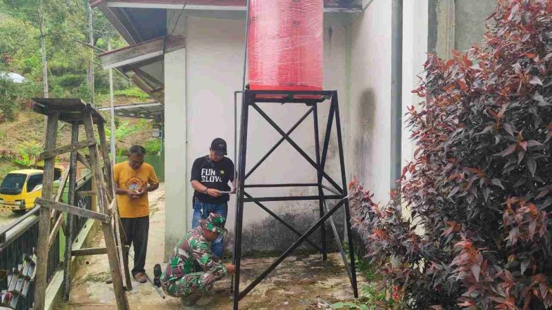 Satgas TMMD ke-126 Kerinci pasang tedmon air bersih di Sungai Jernih.