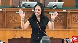 Nikita Mirzani divonis empat tahun penjara dalam kasus pemerasan dan TPPU terhadap Reza Gladys di PN Jakarta Selatan, Selasa (28/10). (CNN Indonesia/Ryan Hadi Suhendra)