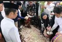 Bupati Purwakarta Saepul Bahri Binzein menundukkan kepala saat prosesi pemakaman istrinya, Diny Yuliani, di TPU Kampung Genggereng, Desa Salem, Selasa (28/10/2025).
