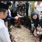 Bupati Purwakarta Saepul Bahri Binzein menundukkan kepala saat prosesi pemakaman istrinya, Diny Yuliani, di TPU Kampung Genggereng, Desa Salem, Selasa (28/10/2025).
