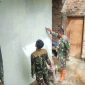Anggota Satgas TMMD 126 Kodim 0417/Kerinci mengecat dinding MCK di Desa Sungai Jernih.