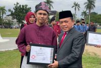 Gubernur Jambi menyerahkan piagam penghargaan kepada Giffari Halika Utama sebagai Juara Pemuda Pelopor Bidang Ekonomi Digital Provinsi Jambi tahun 2025.