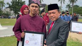 Gubernur Jambi menyerahkan piagam penghargaan kepada Giffari Halika Utama sebagai Juara Pemuda Pelopor Bidang Ekonomi Digital Provinsi Jambi tahun 2025.