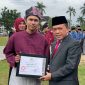 Gubernur Jambi menyerahkan piagam penghargaan kepada Giffari Halika Utama sebagai Juara Pemuda Pelopor Bidang Ekonomi Digital Provinsi Jambi tahun 2025.