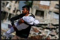 Seorang warga Palestina menggendong jenazah keluarganya yang menjadi korban serangan udara Israel di Jabalia, Gaza Utara. (Foto: REUTERS/Mahmoud Issa)