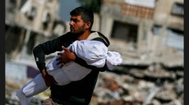 Seorang warga Palestina menggendong jenazah keluarganya yang menjadi korban serangan udara Israel di Jabalia, Gaza Utara. (Foto: REUTERS/Mahmoud Issa)