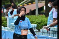 Le Minerale mendukung hidrasi pelari di ajang Jakarta Running Festival 2025.
