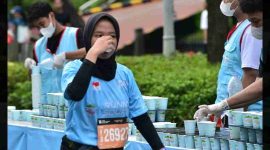 Le Minerale mendukung hidrasi pelari di ajang Jakarta Running Festival 2025.
