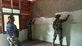 Anggota Satgas TMMD ke-126 Kodim 0417/Kerinci mengecat rumah bantuan di Desa Sungai Jernih.(Foto Humas Kodim)