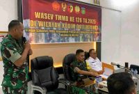 Dandim 0417/Kerinci Letkol Inf Eko Budianto menyampaikan paparan pelaksanaan TMMD ke-126 di hadapan Tim Wasev TNI AD di Ruang Data Makodim Kerinci.
(Foto Humas Kodim 0417 Kerinci)
