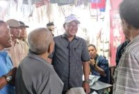 Wali Kota Sungai Penuh Alfin, SH berbincang dengan pedagang di Pasar Beringin.(Foto Humas Pemkot)