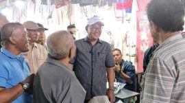 Wali Kota Sungai Penuh Alfin, SH berbincang dengan pedagang di Pasar Beringin.(Foto Humas Pemkot)