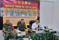 Wali Kota Sungai Penuh, Alfin, S.H., bersama Tim Wasev TMMD ke-126 dari Mabes TNI saat rapat evaluasi di Makodim 0417/Kerinci, Rabu (29/10/2025).