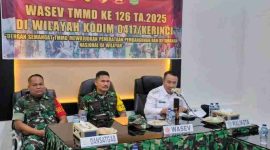 Wali Kota Sungai Penuh, Alfin, S.H., bersama Tim Wasev TMMD ke-126 dari Mabes TNI saat rapat evaluasi di Makodim 0417/Kerinci, Rabu (29/10/2025).