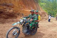 Tim Wasev TMMD Mabes AD bersama anggota Kodim 0417/Kerinci meninjau pembangunan jalan baru di Desa Sungai Jernih, Kota Sungai Penuh.