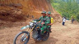 Tim Wasev TMMD Mabes AD bersama anggota Kodim 0417/Kerinci meninjau pembangunan jalan baru di Desa Sungai Jernih, Kota Sungai Penuh.