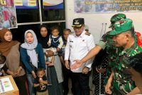 Satgas TMMD 126 Kodim 0417/Kerinci bersama Wali Kota Sungai Penuh Alfin, SH meninjau kegiatan penyuluhan Posyandu dan menyerahkan bantuan kepada warga Desa Sungai Jernih.