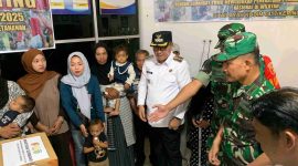 Satgas TMMD 126 Kodim 0417/Kerinci bersama Wali Kota Sungai Penuh Alfin, SH meninjau kegiatan penyuluhan Posyandu dan menyerahkan bantuan kepada warga Desa Sungai Jernih.