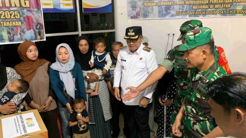 Satgas TMMD 126 Kodim 0417/Kerinci bersama Wali Kota Sungai Penuh Alfin, SH meninjau kegiatan penyuluhan Posyandu dan menyerahkan bantuan kepada warga Desa Sungai Jernih.