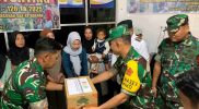 Kolonel Inf Eben Ezer Lumban Tobing menyalurkan sembako kepada warga pada kegiatan TMMD ke-126 Kodim 0417/Kerinci di Sungai Penuh.