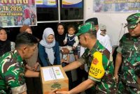 Kolonel Inf Eben Ezer Lumban Tobing menyerahkan sembako kepada warga saat TMMD ke-126 Kodim 0417/Kerinci di Sungai Penuh.