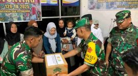 Kolonel Inf Eben Ezer Lumban Tobing menyerahkan sembako kepada warga saat TMMD ke-126 Kodim 0417/Kerinci di Sungai Penuh.