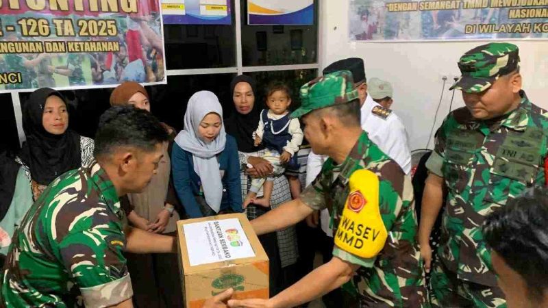 Kolonel Inf Eben Ezer Lumban Tobing menyerahkan sembako kepada warga saat TMMD ke-126 Kodim 0417/Kerinci di Sungai Penuh.