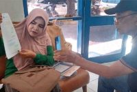 Anike Maulana memperlihatkan surat keputusan pemberhentian ASN miliknya saat mendatangi Kantor PWI Sumatera Barat (Foto Albrita)