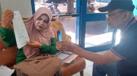 Anike Maulana memperlihatkan surat keputusan pemberhentian ASN miliknya saat mendatangi Kantor PWI Sumatera Barat (Foto Albrita)