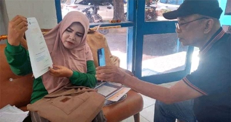 Anike Maulana memperlihatkan surat keputusan pemberhentian ASN miliknya saat mendatangi Kantor PWI Sumatera Barat (Foto Albrita)