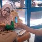 Anike Maulana memperlihatkan surat keputusan pemberhentian ASN miliknya saat mendatangi Kantor PWI Sumatera Barat (Foto Albrita)