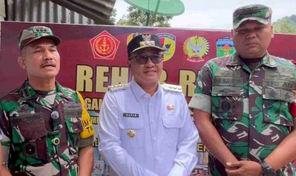 Ketua Tim Wasev TMMD, Wali Kota Sungai Penuh, dan Dandim 0417/Kerinci meninjau pelaksanaan TMMD ke-126 di Desa Sungai Jernih.