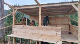 Prajurit TMMD ke-126 dan warga bangun pos kamling.( Foto Humas Kodim 0417 Kerinci)