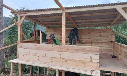 Prajurit TMMD ke-126 Kodim 0417 Kerinci bersama warga membangun pos kamling di Desa Sungai Jernih Kecamatan Pondok Tinggi"