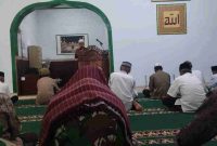 Buya Masrin, S.Pdi menyampaikan khotbah Jumat di Masjid Baitul Ikhlas, Desa Sungai Penuh, lokasi kegiatan TMMD ke-126 Kodim 0417/Kerinci.