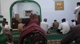 Buya Masrin, S.Pdi menyampaikan khotbah Jumat di Masjid Baitul Ikhlas, Desa Sungai Penuh, lokasi kegiatan TMMD ke-126 Kodim 0417/Kerinci.