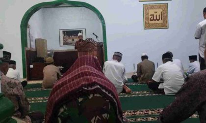 Buya Masrin menyampaikan khotbah Jumat di Masjid Baitul Ikhlas saat kegiatan TMMD ke-126 Kodim 0417/Kerinci bersama warga Sungai Penuh.