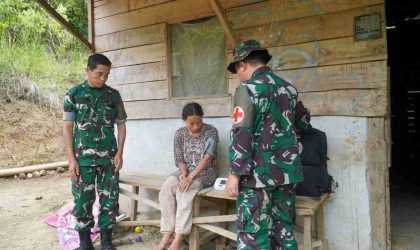 Satgas TMMD ke-126 Kodim 0417/Kerinci memberikan layanan kesehatan gratis kepada warga Desa Sungai Jernih Kota Sungai Penuh.