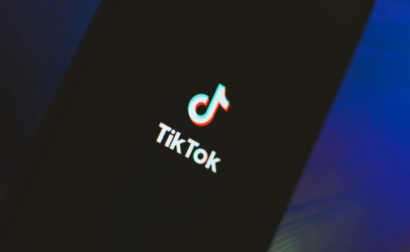 Aplikasi TikTok tetap bisa diakses pengguna meski TDPSE dibekukan Komdigi.(Foto pexels )