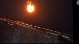 Bola api tampak melintas di langit Cirebon sebelum terdengar dentuman keras. (Foto Istimewa)