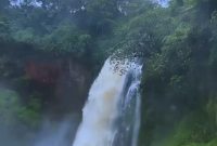 Air Terjun Telun Berasap di Kayu Aro, Kerinci, memancarkan keindahan alami dengan kabut putih tebal yang muncul dari derasnya aliran air di tengah hutan tropis.