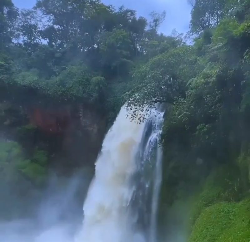 Air Terjun Telun Berasap di Kayu Aro, Kerinci, memancarkan keindahan alami dengan kabut putih tebal yang muncul dari derasnya aliran air di tengah hutan tropis.