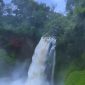 Air Terjun Telun Berasap di Kayu Aro, Kerinci, memancarkan keindahan alami dengan kabut putih tebal yang muncul dari derasnya aliran air di tengah hutan tropis.