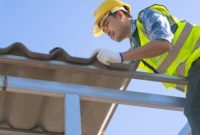 Ilustrasi pengecekan atap rumah untuk mencegah kerusakan akibat hujan dan angin kencang.